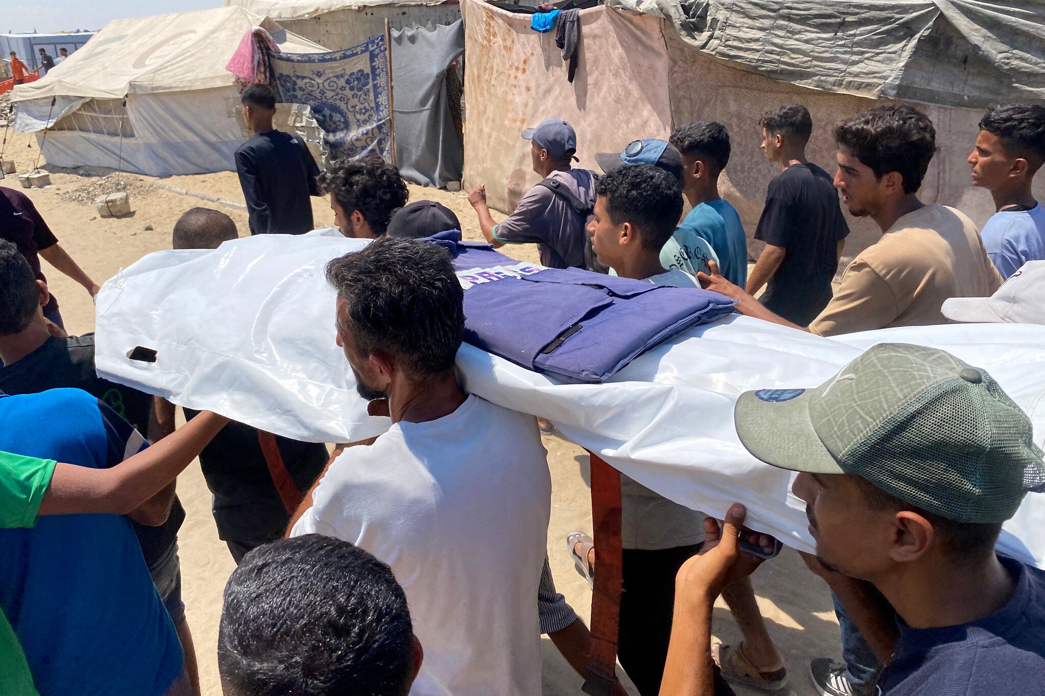 Strike on south Gaza hospital said to kill 20, including rescuers and journalists