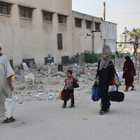 Palestinians flee their homes in Gaza City's Zeitoun neighborhood on August 26, 2025. (Omar AL-QATTAA / AFP)
