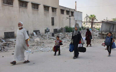 Palestinians flee their homes in Gaza City's Zeitoun neighborhood on August 26, 2025. (Omar AL-QATTAA / AFP)