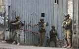 Israeli troops take position during a raid in Nablus city in the West Bank on August 27, 2025. (Jaafar ASHTIYEH / AFP)