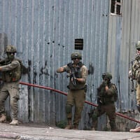 Israeli troops take position during a raid in Nablus city in the West Bank on August 27, 2025. (Jaafar ASHTIYEH / AFP)