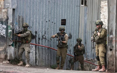 Israeli troops take position during a raid in Nablus city in the West Bank on August 27, 2025. (Jaafar ASHTIYEH / AFP)