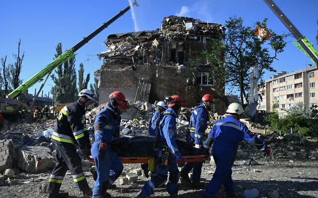 Ukrainian rescuers carry the body of a victim recovered during a search and rescue operation at the site of a residential building, heavily damaged following a Russian missile strike in Kyiv on August 28, 2025. (Genya SAVILOV / AFP) Ukrainian rescuers carry the body of a victim recovered during a search and rescue operation at the site of a residential building, heavily damaged following a Russian missile strike in Kyiv on August 28, 2025. (Genya SAVILOV / AFP)