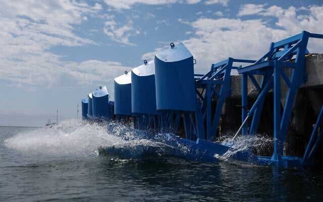 Floaters are released into the water during a demonstration of Eco Wave Power electricity generation technology using the power of ocean waves in the harbor at AltaSea at the Port of Los Angeles in San Pedro, California, on August 26, 2025. (Photo by Patrick T. Fallon / AFP)