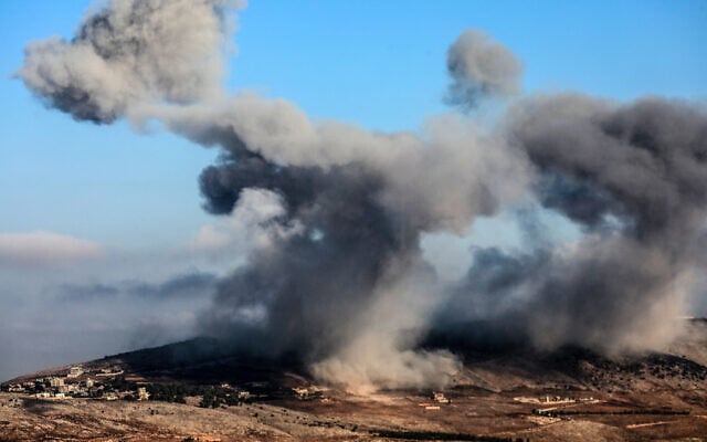 Plumes of smoke rise following an Israeli strike on the Ain el-Taher hill in the southern Lebanese village of Nabatiyeh al-Faouqa on August 31, 2025. (Rabih DAHER / AFP)