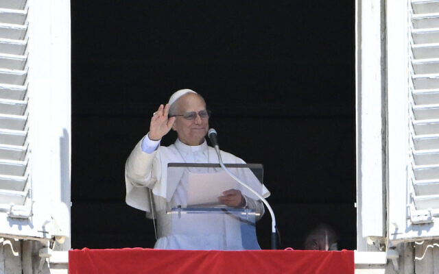 Pope Leo XIV gestures as he addresses the crowd from the window of the apostolic palace overlooking St.Peter's square during his Sunday Angelus prayer at the Vatican on August 31, 2025. (Alberto PIZZOLI / AFP)