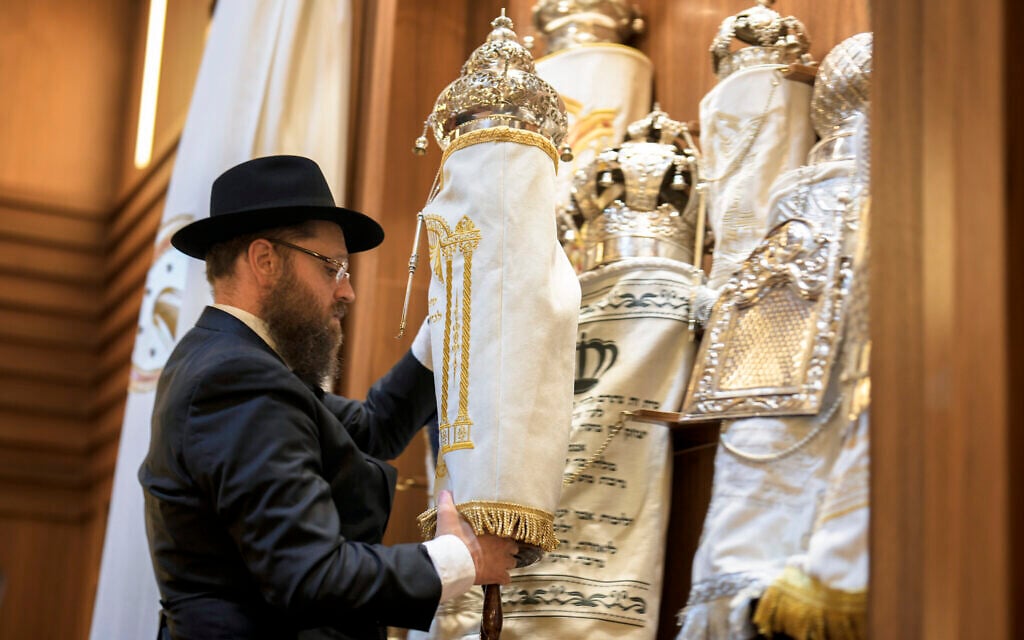 Two congregations, two opinions as Torahs hit the floor at separate NYC synagogues