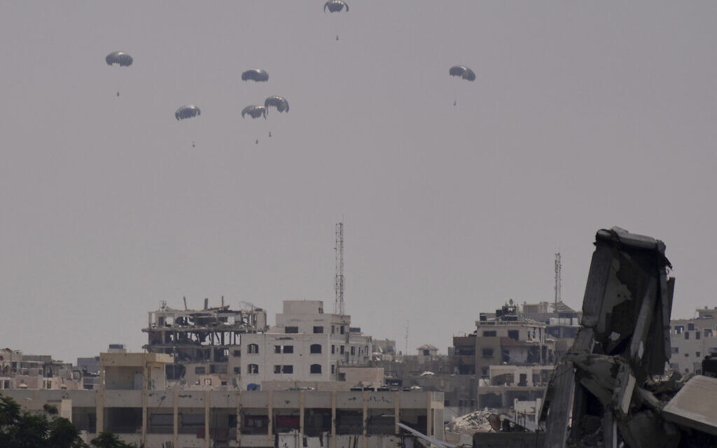 Humanitarian aid is airdropped to Palestinians over Gaza City, northern Gaza Strip, August 8, 2025. (AP Photo/Jehad Alshrafi)