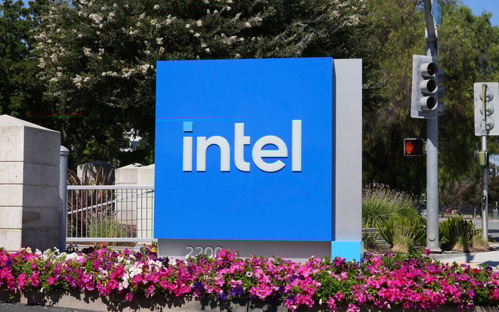 Trump says US government now owns 10% of Intel in $11 billion deal