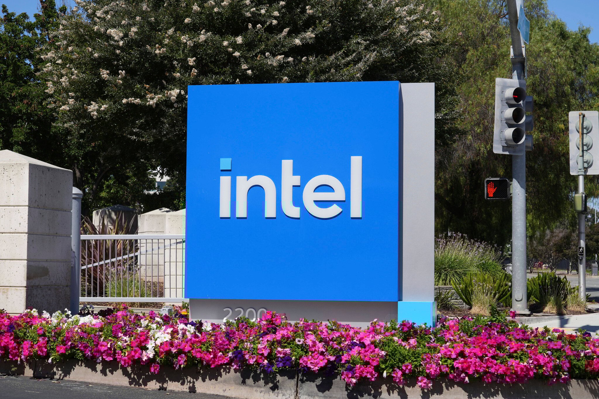 NextImg:Trump says US government now owns 10% of Intel in $11 billion deal
