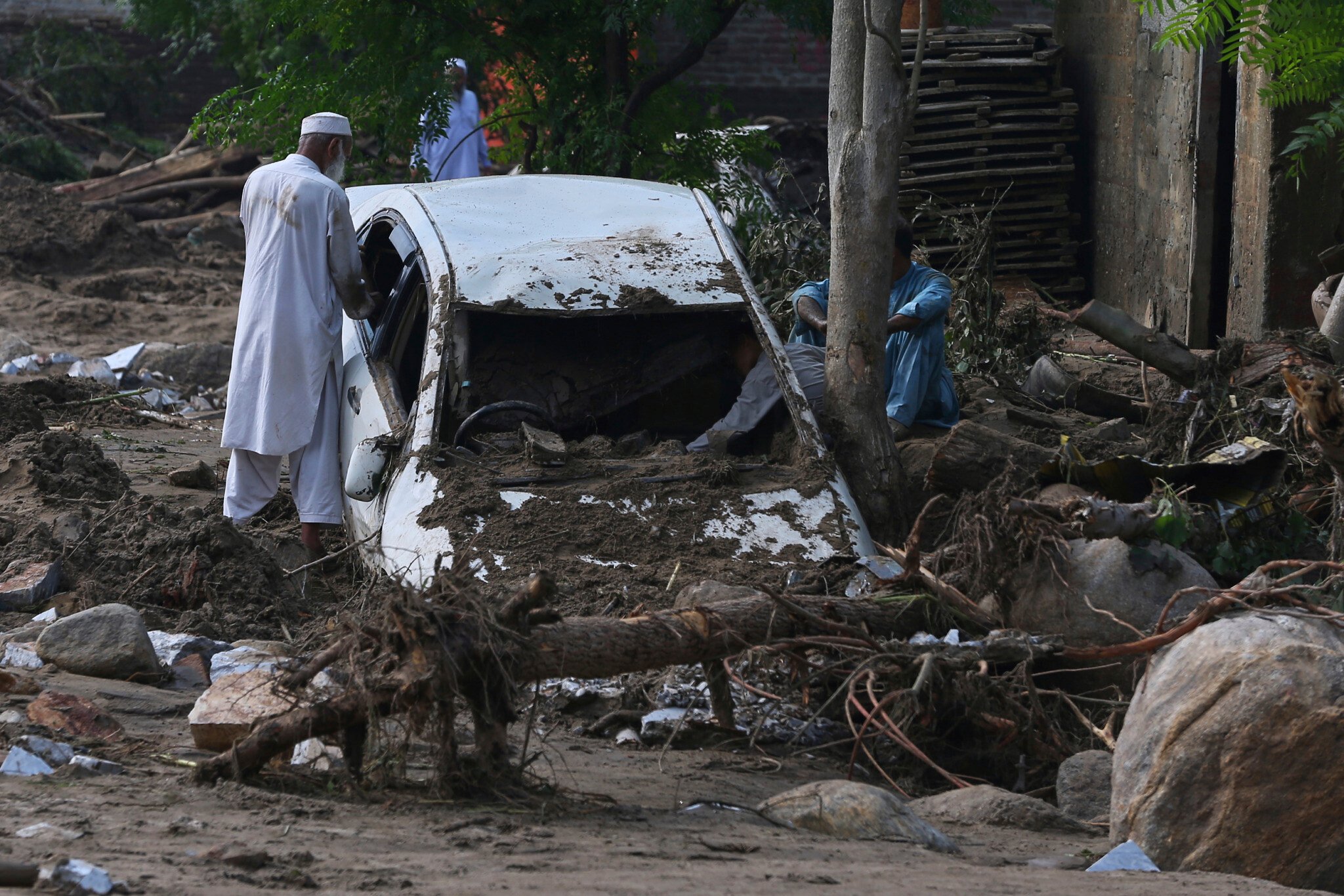 220 killed in Pakistan floods as rescuers pull more bodies from landslides