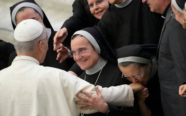 A nun kisses the hand of Pope Leo XIV during his weekly general audience, at The Vatican, Wednesday, Aug.20, 2025. (AP Photo/Gregorio Borgia) A nun kisses the hand of Pope Leo XIV during his weekly general audience, at The Vatican, Wednesday, Aug.20, 2025. (AP Photo/Gregorio Borgia)