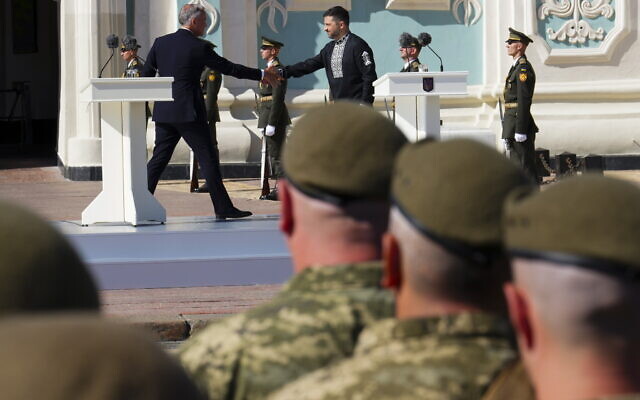 Canada's Prime Minister Mark Carney shakes hands with Ukrainian President Volodymyr Zelensky during a ceremony on Ukraine's Independence Day in Kyiv, Ukraine, on Sunday, August 24, 2025. (Sean Kilpatrick//The Canadian Press via AP) Canada's Prime Minister Mark Carney shakes hands with Ukrainian President Volodymyr Zelensky during a ceremony on Ukraine's Independence Day in Kyiv, Ukraine, on Sunday, August 24, 2025. (Sean Kilpatrick//The Canadian Press via AP)