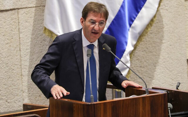 Defense and Foreign Affairs Committee head Boaz Bismuth speaks in the Knesset plenum on August 13, 2025. (Dani Shem Tov/Knesset spokesperson)