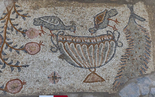 Birds drinking from a chalice, depicted on the mosaic. (Dr. Michael Eisenberg)