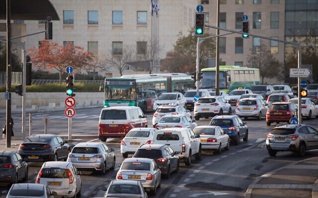Heavy traffic near the western entrance to Jerusalem, November 25, 2019 (Hadas Parush/Flash90)