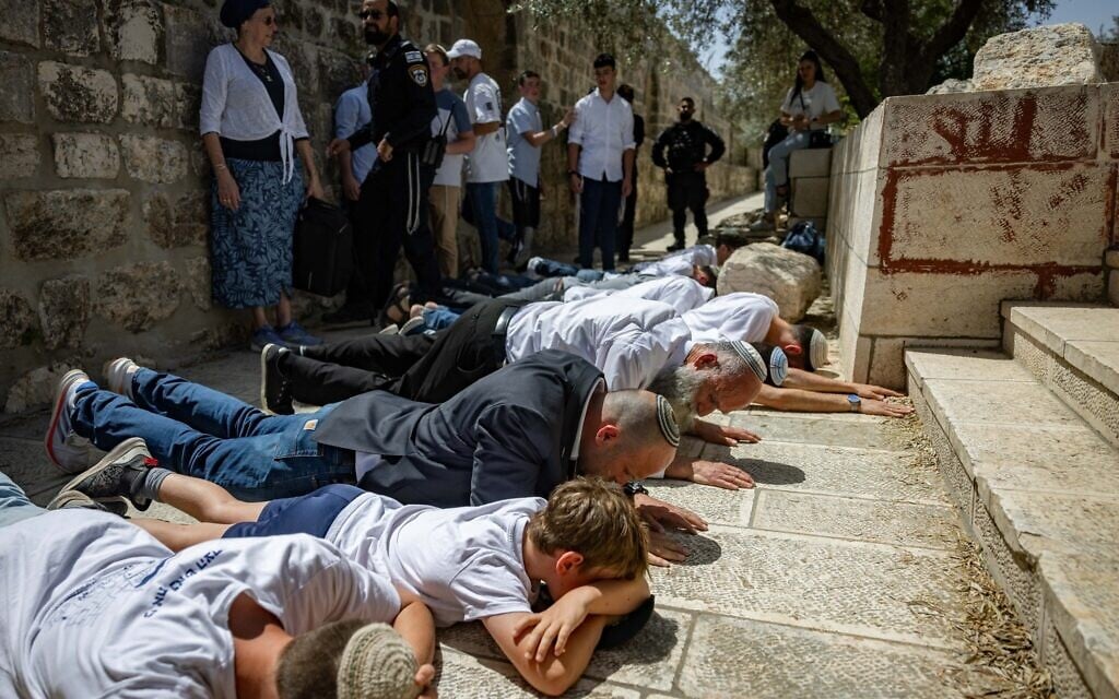 In first, police let Jewish visitors take printed prayers into Temple Mount