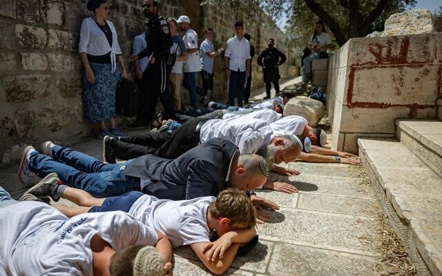 File: Jews prostrate themselves on the Temple Mount in Jerusalem's Old City, on Jerusalem Day, May 26, 2025. (Yonatan Sindel/Flash90)