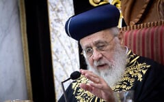 Shas spiritual leader Rabbi Yitzhak Yosef, during a weekly teaching at the Yazdim synagogue in Jerusalem, on June 7, 2025. (Chaim Goldberg/FLASH90)