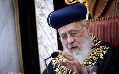 Shas spiritual leader Rabbi Yitzhak Yosef, during a weekly teaching at the Yazdim synagogue in Jerusalem, on June 7, 2025. (Chaim Goldberg/FLASH90)
