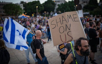 Demonstrators take part in a rally against the war in Gaza and the government at HaBima Square in Tel Aviv, July 31, 2025. Photo by Erik Marmor/Flash90 *** Local Caption *** חטופים
כיכר הבימה
דמוקרטיה
הפגנה
מפגינים
דגלים
נגד
הממשלה