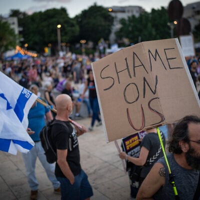 Demonstrators take part in a rally against the war in Gaza and the government at HaBima Square in Tel Aviv, July 31, 2025. Photo by Erik Marmor/Flash90 *** Local Caption *** חטופים
כיכר הבימה
דמוקרטיה
הפגנה
מפגינים
דגלים
נגד
הממשלה