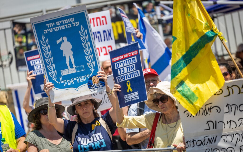 Protesters outside the Prime Minister’s Office in Jerusalem protest the government and offer support for Attorney General Gali Baharav-Miara on August 4, 2025. (Yonatan Sindel/Flash90) Protesters outside the Prime Minister’s Office in Jerusalem protest the government and offer support for Attorney General Gali Baharav-Miara on August 4, 2025. (Yonatan Sindel/Flash90)