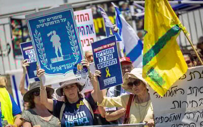 Protesters outside the Prime Minister’s Office in Jerusalem protest the government and offer support for Attorney General Gali Baharav-Miara on August 4, 2025. (Yonatan Sindel/Flash90)