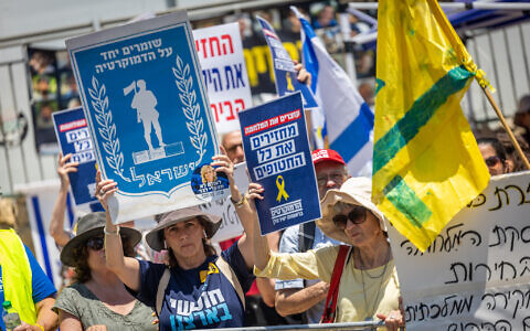 Protesters outside the Prime Minister’s Office in Jerusalem protest the government and offer support for Attorney General Gali Baharav-Miara on August 4, 2025. (Yonatan Sindel/Flash90)