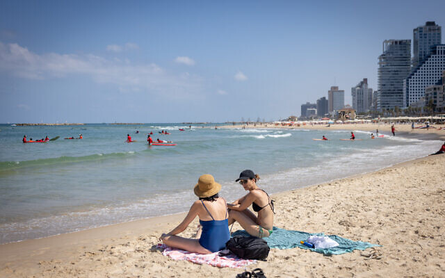 Enjoying the beach in Tel Aviv on a hot summer day. August 6, 2025. (Miriam Alster/FLASH90)