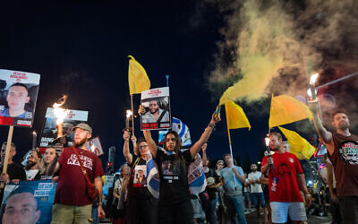 Families of hostages held in Gaza and their supporters call for the end of the war in Gaza and the release of all captives, outside a security cabinet meeting in Jerusalem, August 7, 2025. (Yonatan Sindel/Flash90)