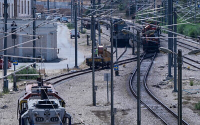 Workers repair railway tracks after a shutdown caused by heavy damage to electric cable infrastructure, in Tel Aviv, August 16, 2025.(Avshalom Sassoni/Flash90)