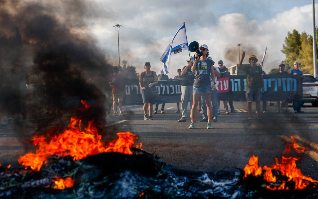 Israelis block Route 1, the Jerusalem-Tel Aviv artery, near Latrun, as part of a protest calling for the release of the Israeli hostages held by Hamas in Gaza on August 17, 2025. (Yonatan Sindel/Flash90)