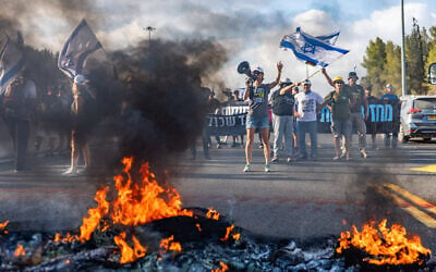 Israelis block the Route 1 highway near Latrun during a protest calling for the release of the hostages, August 17, 2025. (Yonatan Sindel/Flash90)