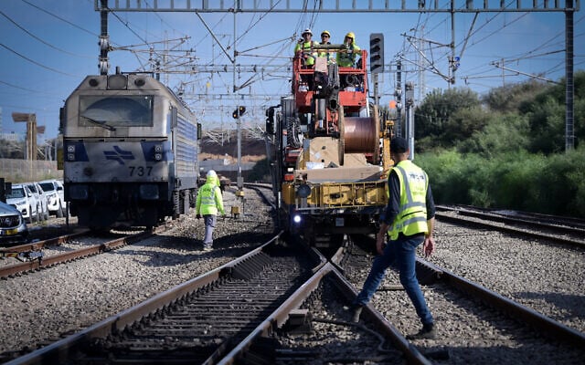 Israel Railways workers perform repairs. August 21, 2025. (Avshalom Sassoni/FLASH90) Israel Railways workers perform repairs. August 21, 2025. (Avshalom Sassoni/FLASH90)