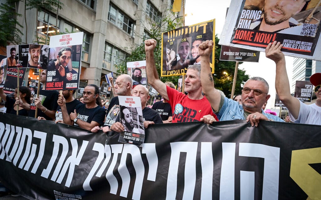 Israelis hold a protest march in Tel Aviv calling for an end to the war in Gaza and a safe return of the Israeli hostages held by Hamas, on August 21, 2025. (Avshalom Sassoni/Flash90)