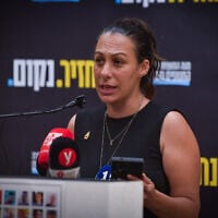 Lishay Miran Lavi speaks at a press conference in Tel Aviv on August 21, 2025. (Avshalom Sassoni/Flash90)