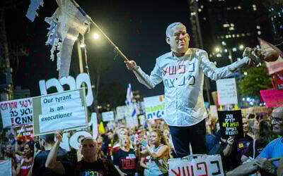 Demonstrators protest against Prime Minister Benjamin Netanyahu, the current government and for the release of hostages outside Tel Aviv's Defense Ministry on August 23, 2025. (Photo by Erik Marmor/Flash90)