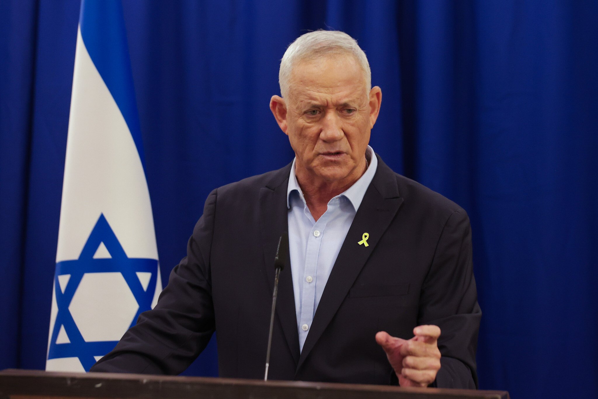 NextImg:Gantz urges Netanyahu, Lapid, Liberman to form temporary ‘hostage-redemption government’