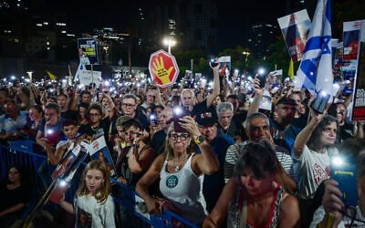 Protesters for the release of hostages held in Gaza, at Hostage Square in Tel Aviv, August 26, 2025. (Avshalom Sassoni/Flash90)
