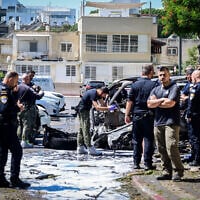 Police at the scene where a car exploded as a result of a suspected assassination, in Tel Aviv, August 30, 2025. (Avshalom Sassoni/Flash90)