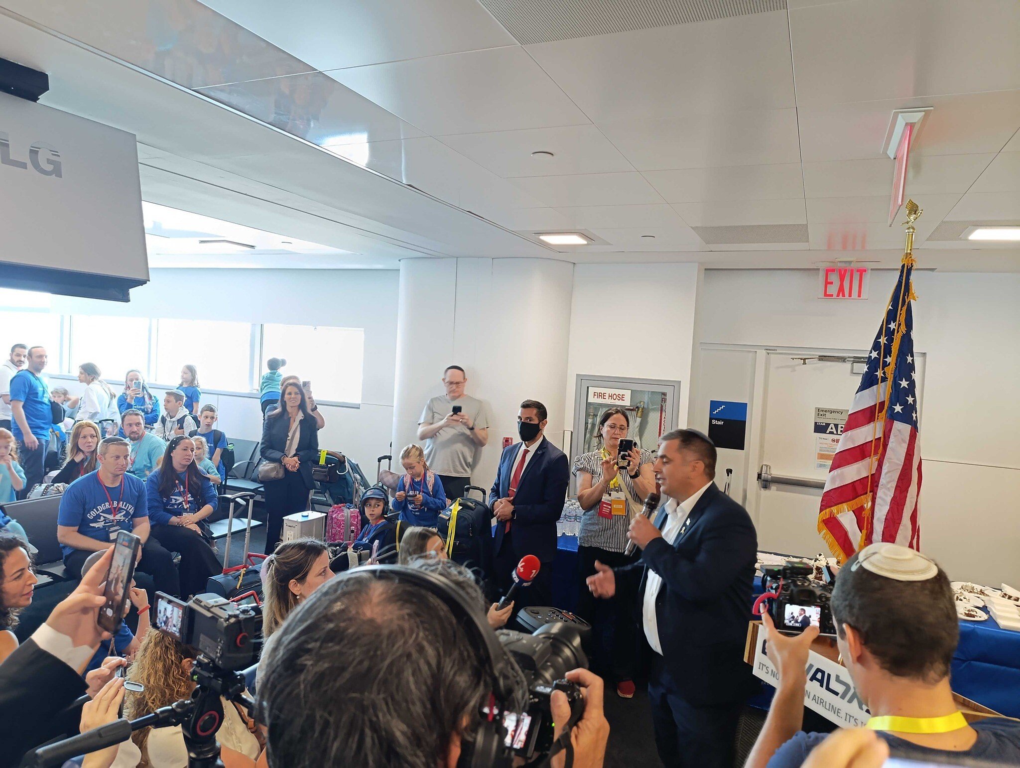 225 North American Olim Arrive Israel on First Wartime Charter Flight