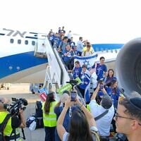 New immigrants arrive in Israel on a Nefesh B'Nefesh charter flight, August 20, 2025 (Zev Stub/Times of Israel)