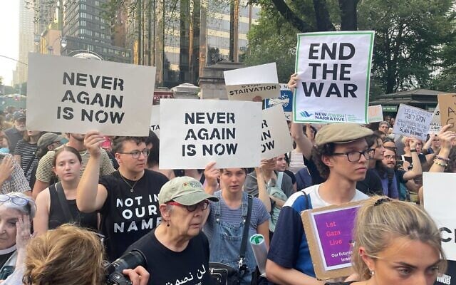 Leftist Jews protest the war in Gaza, in New York City, August 4, 2025. (Luke Tress/Times of Israel)