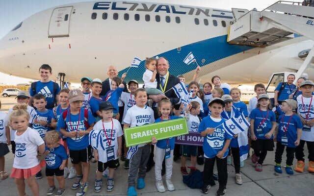 Rabbi Yehoshua Fass (center), co-founder and executive director of Nefesh B’Nefesh, and Tony Gelbart (rear left), co-founder and chairman of Nefesh B’Nefesh, together with the children arriving on the Charter flight (Shahar Azran)