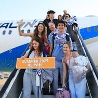 New immigrants arrive on the Nefesh B'Nefesh charter flight, August 20, 2025 (Yonit Schiller)
