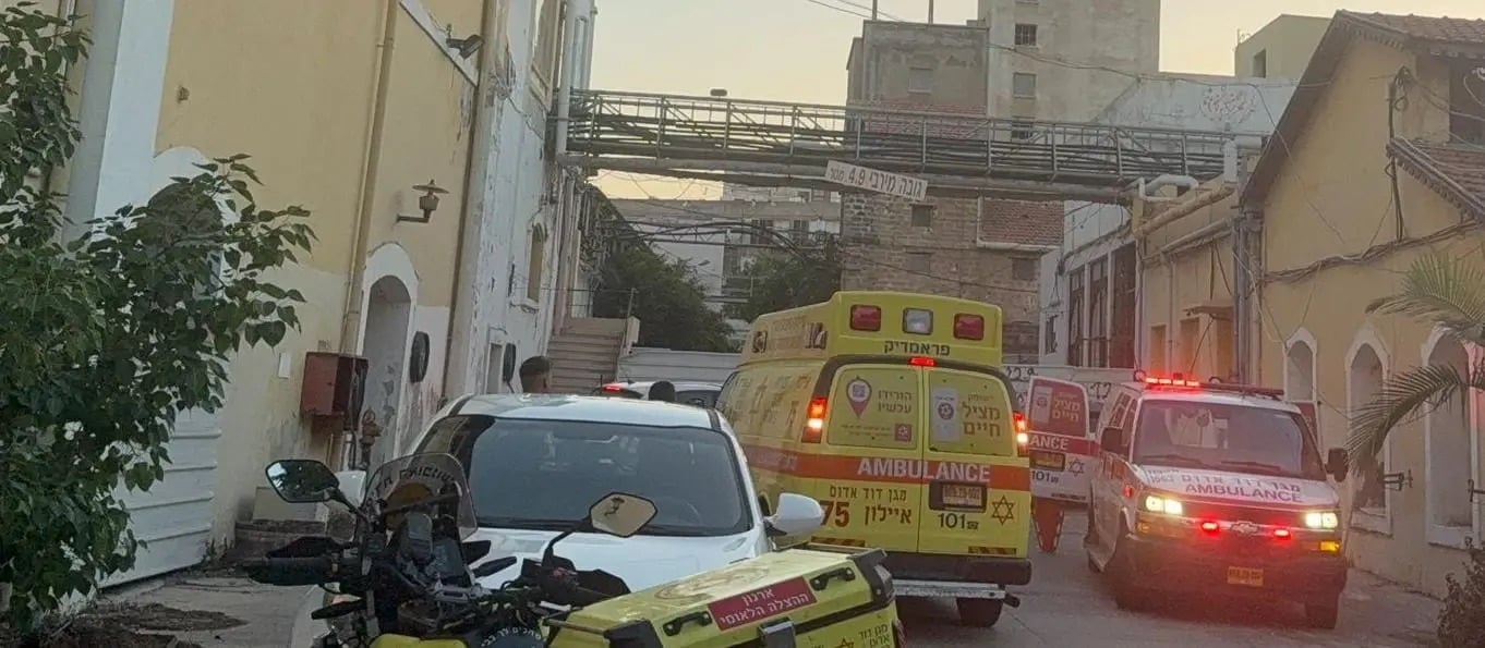 Two teen girls plummet from roof of Rishon Lezion building; one dead, second badly hurt