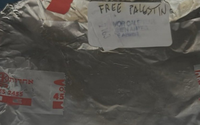 Kosher food tray with the words 'Free Palestin' written on the packaging, received by a Jewish passenger on Iberia Airlines flight from Buenos Aires to Madrid, in an incident made public on August 4, 2025. (Delegation of Argentine Jewish Associations)