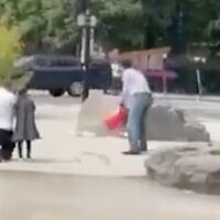 A Jewish man, flanked by his daughter, is attacked and in Montreal, Canada, in a still image taken from a video filmed on August 8, 2025. (Screenshot: X, used in accordance with Clause 27a of the Copyright Law)