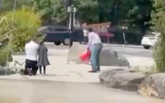 A Jewish man, flanked by his daughter, is attacked and in Montreal, Canada, in a still image taken from a video filmed on August 8, 2025. (Screenshot: X, used in accordance with Clause 27a of the Copyright Law)
